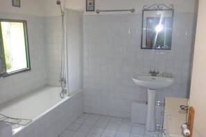 Combined shower/bathtub, hair dryer, towels