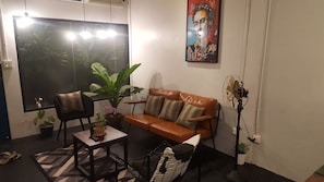 2-Bedroom House  | Salle de séjour | Télévision à écran plat
