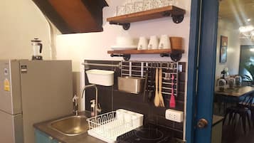2-Bedroom House  | ครัวขนาดเล็กส่วนตัว | ตู้เย็นขนาดใหญ่, ไมโครเวฟ, เตาประกอบอาหาร, กาต้มน้ำไฟฟ้า