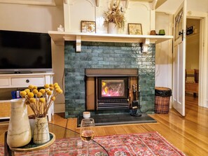 Smart TV, fireplace, video-game console, Netflix - The Mia Mia Newstead - Pet Friendly Country Retreat close to town (Newstead)