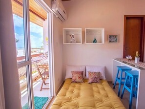 Apartamento superior (Flat Superior) | Cortinas blackout, ferros/tábuas de passar roupa, Wi-Fi de cortesia
