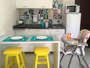 Apartamento clássico (Flat Especial) | Cozinha americana privada | Geladeira, micro-ondas, cooktop, cafeteira/chaleira