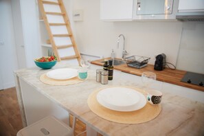 Frigorífico, microondas, horno y placa de cocina