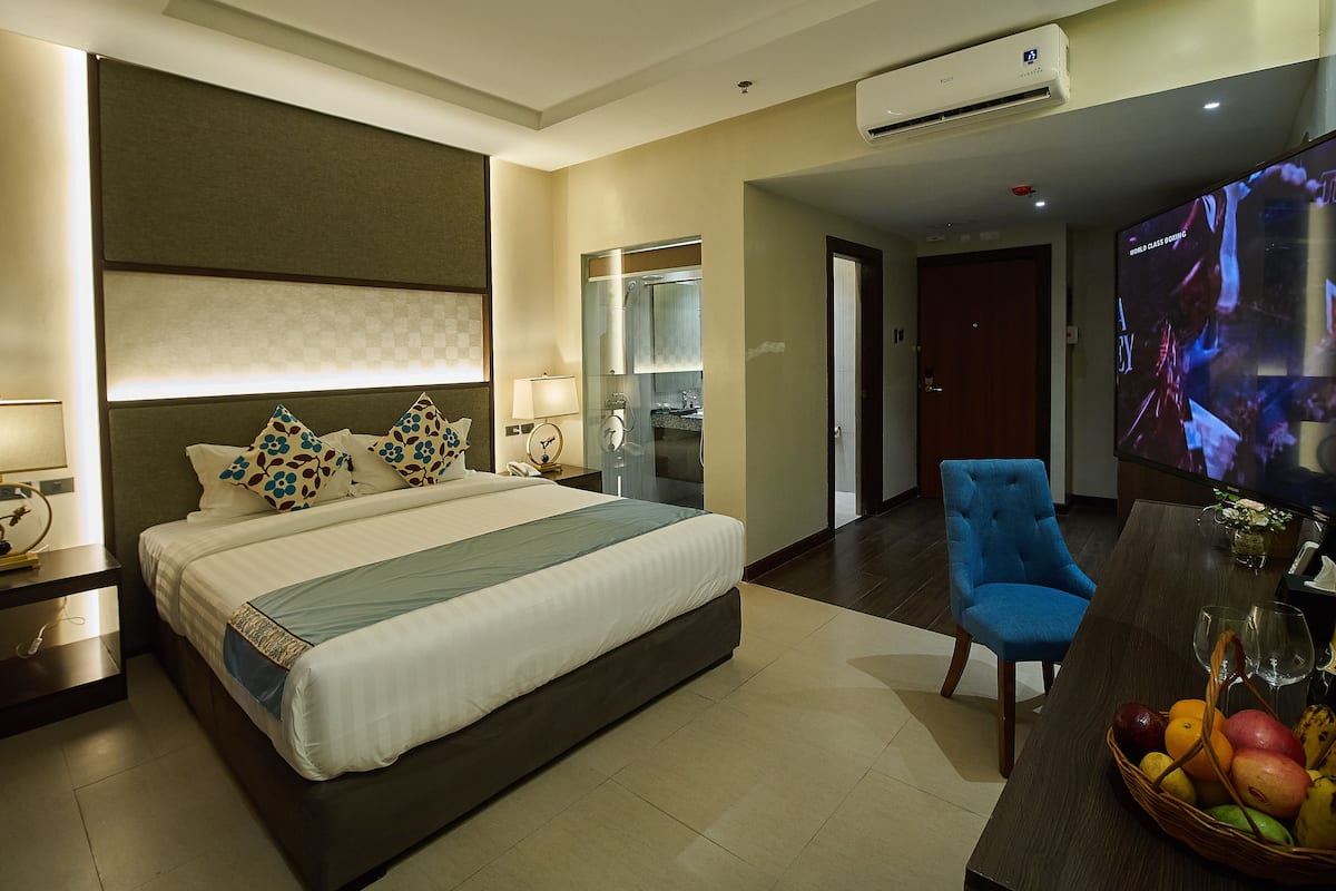 Deluxe King Room | 1 bedroom, desk, soundproofing, free WiFi