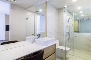 標準雙人房 | 浴室 | 淋浴設備、免費盥洗用品、吹風機、浴袍