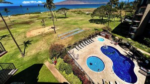 Un quartier résidentiel doté d’une piscine, d’un terrain de golf et offrant une vue sur l’océan et les montagnes.