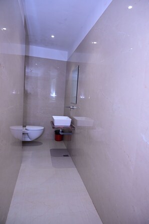 Deluxe Double or Twin Room, 1 Double Bed, Smoking, City View | Bathroom | Shower, rainfall showerhead, free toiletries, hair dryer