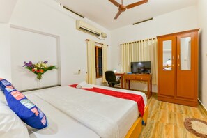 Rom – deluxe, 1 dobbeltseng, byutsikt | Oppholdsområde