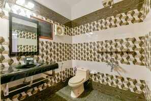 Rom – deluxe, 1 dobbeltseng, byutsikt | Bad | Dusj