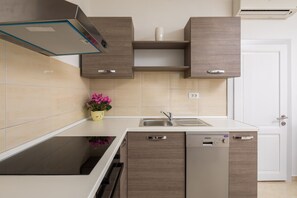 Fridge, microwave, oven, stovetop - Sandy Beach Apartment (Omiš)