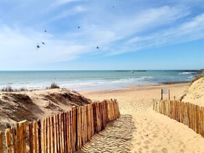 Una spiaggia nelle vicinanze