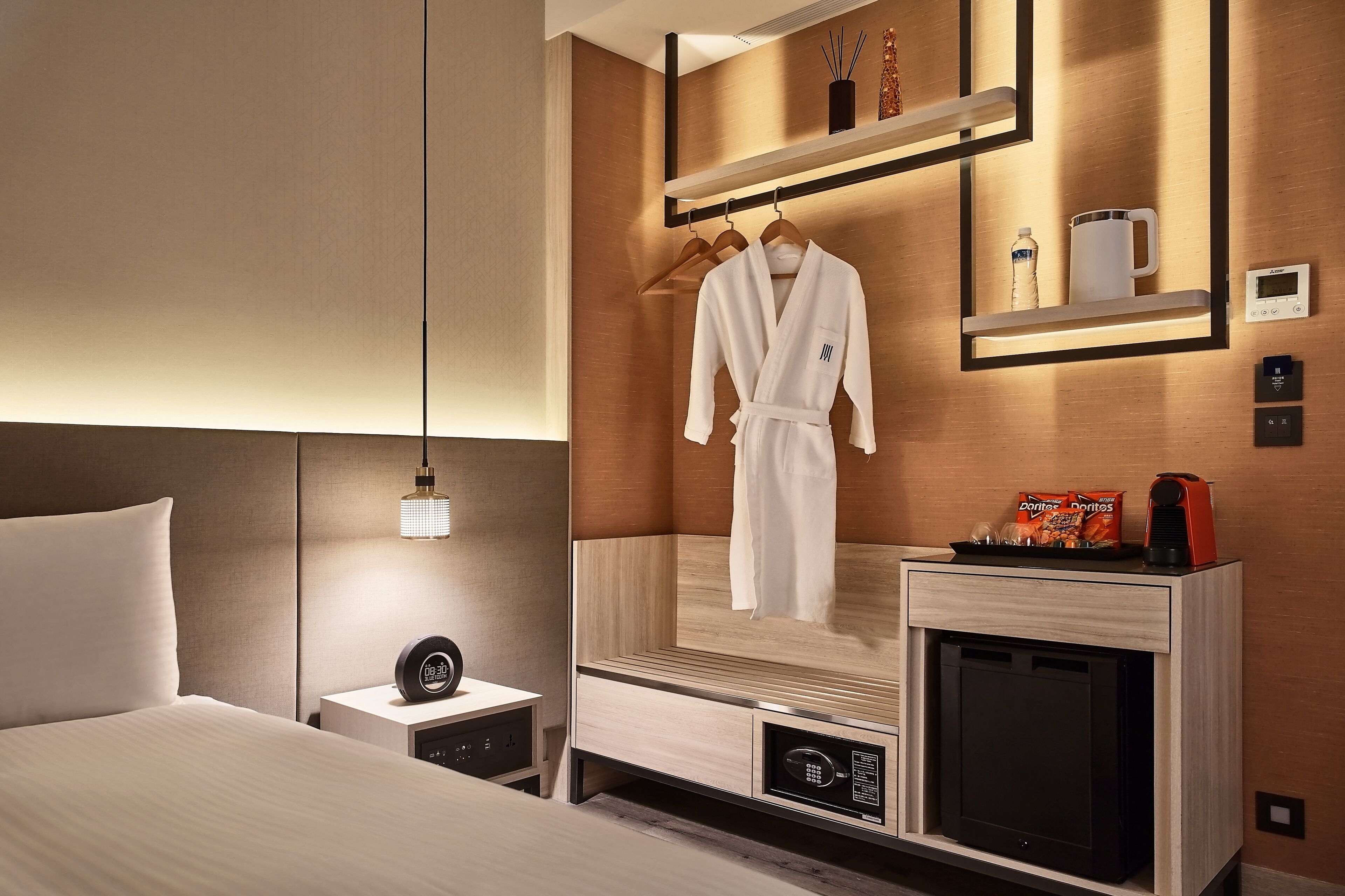 1 bedroom, down duvets, free minibar, in-room safe