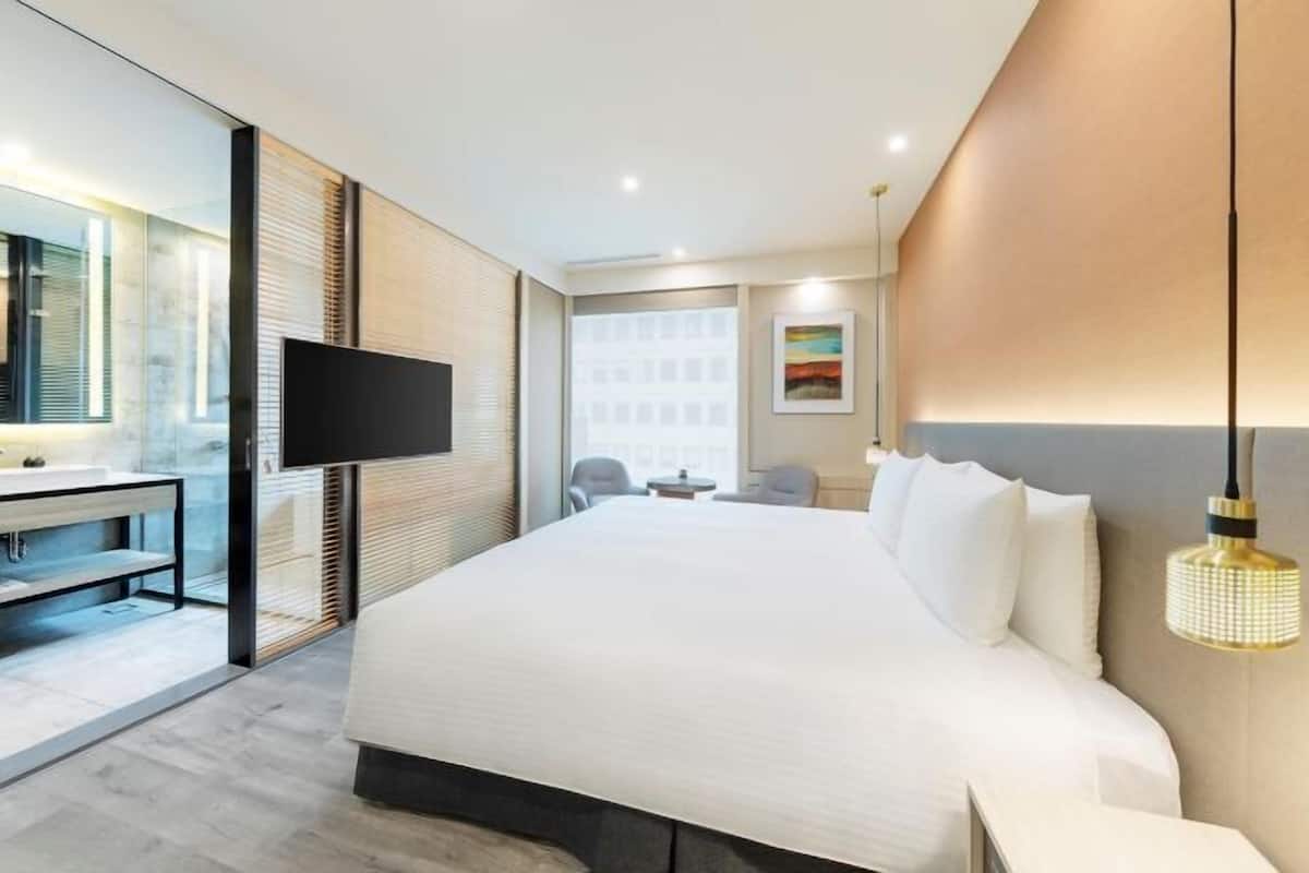 Down comforters, free minibar, in-room safe, blackout drapes
