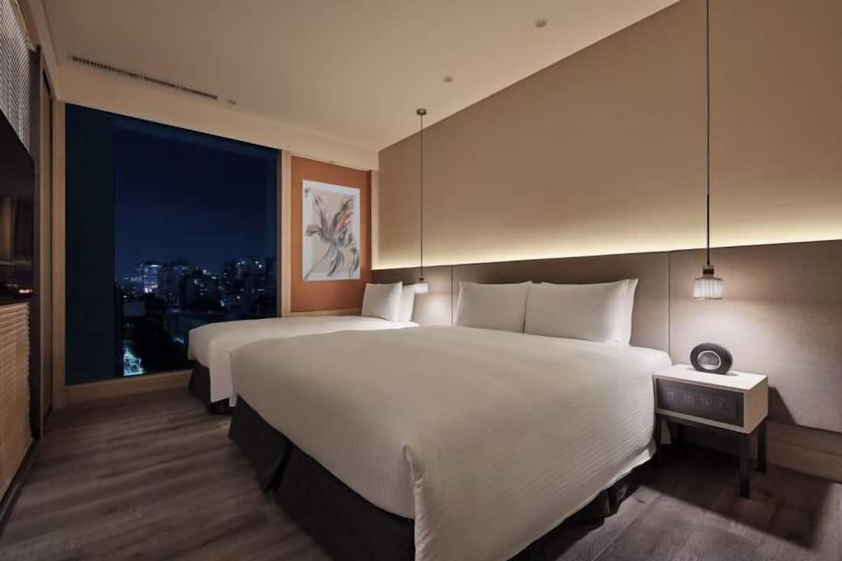 Down comforters, free minibar, in-room safe, blackout drapes