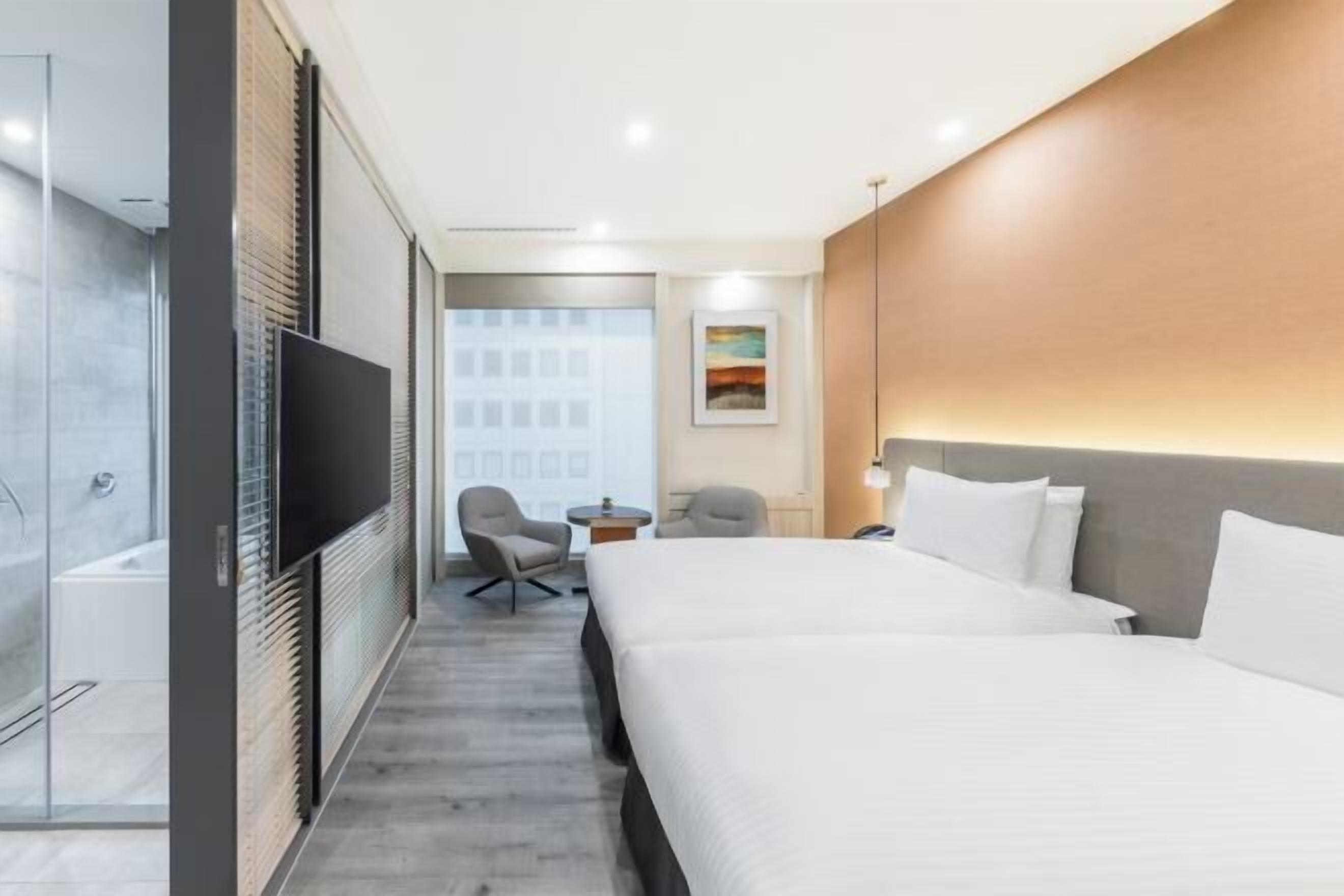 Down comforters, free minibar, in-room safe, blackout drapes
