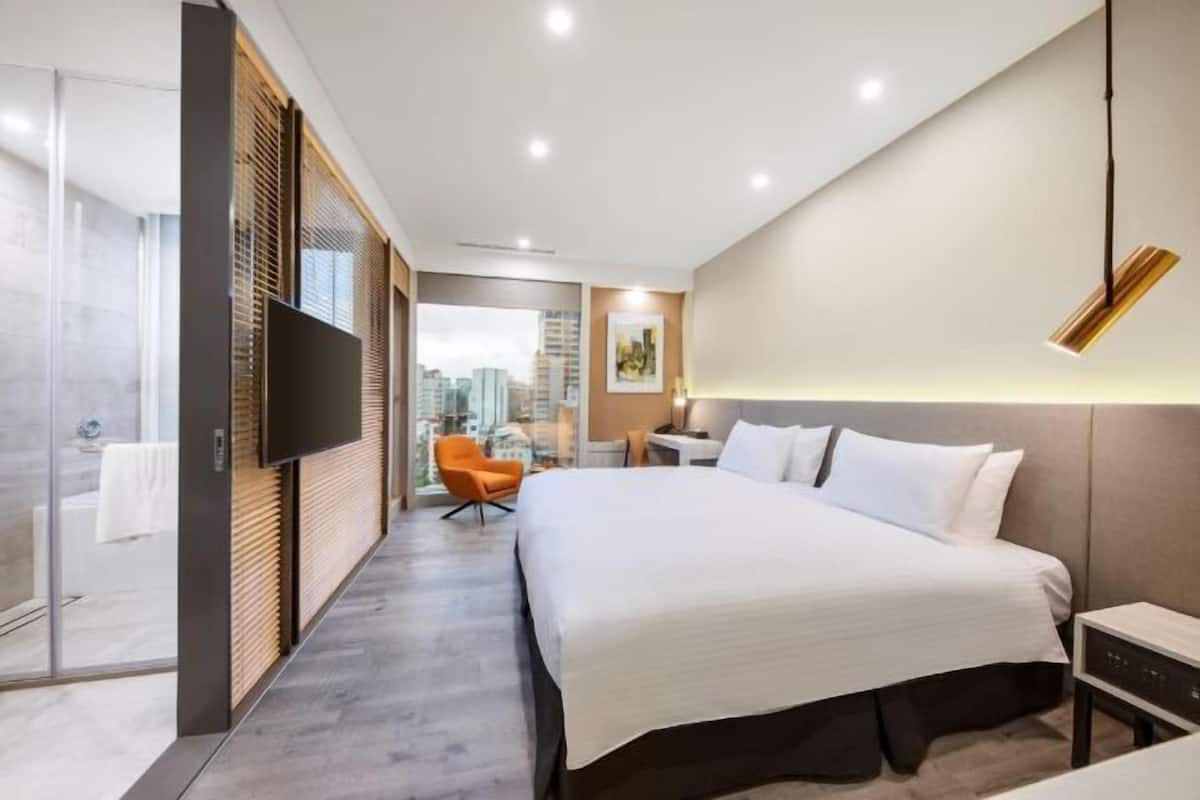 Down comforters, free minibar, in-room safe, blackout drapes