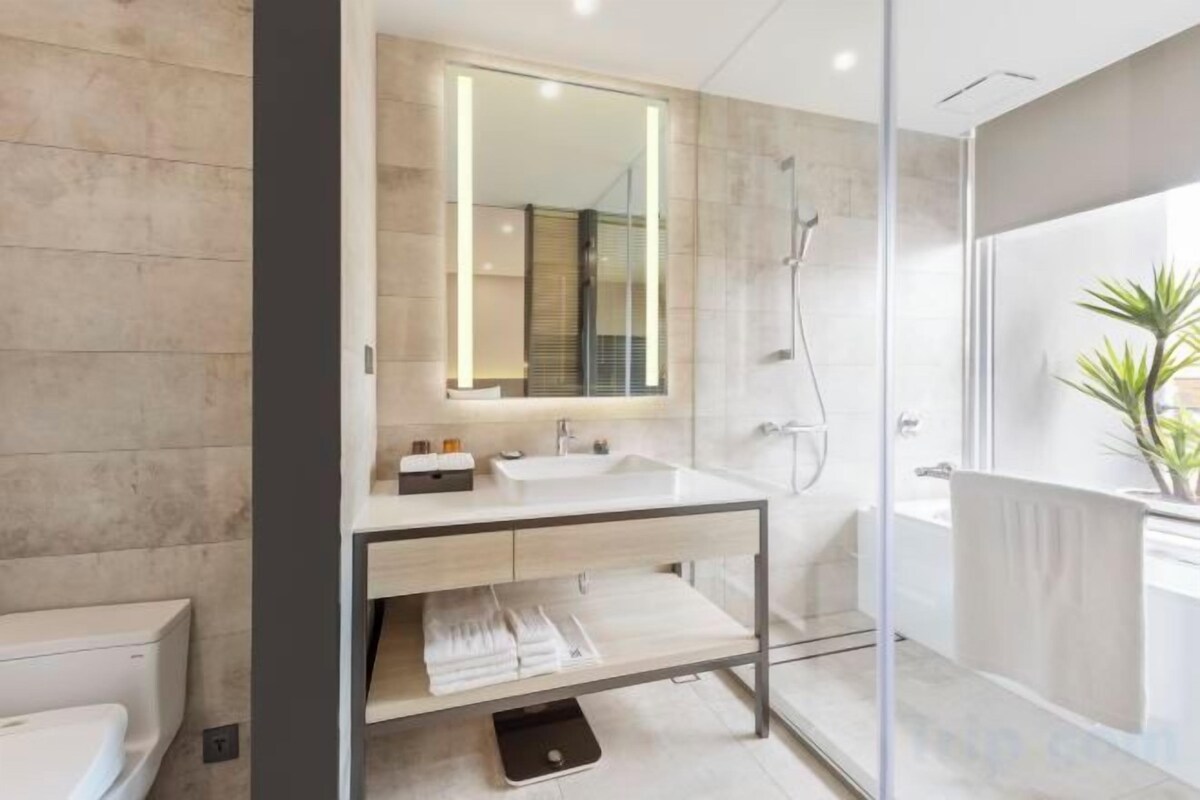 Bathroom | Separate tub and shower, deep soaking tub, hydromassage showerhead