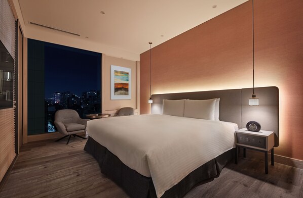 Chambre « Premier », 1 très grand lit, vue ville (7F-9F) | Couette en duvet d'oie, articles gratuits dans le mini-bar