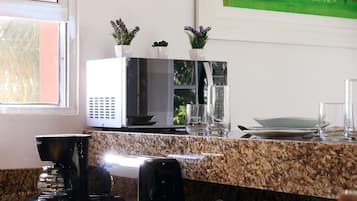 Frigorífico, microondas, placa de cocina y cafetera o tetera