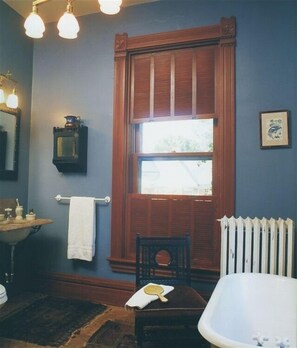 Combined shower/bathtub, hair dryer, bidet, towels - Historic House with Gardens Near Universities & Downtown (Lexington)