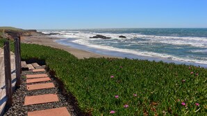 Ein Küstenweg mit Blick auf das Meer und den Strand.