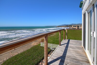 Oceanfront Escape: 4 BR, 3 BA Condominium in San Simeon, Sleeps 10