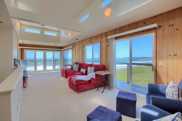 TV, fireplace - Oceanfront Escape : 4  BR, 3  BA Condominium in San Simeon, Sleeps 10 (San Simeon)