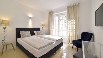 Panorama tweepersoonskamer, 1 queensize bed, uitzicht op stad (5) | Een kluis op de kamer, individueel gedecoreerd, individueel gemeubileerd