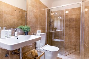 Comfort Triple Room, Multiple Beds, City View (1) | Bathroom | Shower, rainfall showerhead, free toiletries, hair dryer