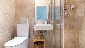 A modern bathroom with a toilet, sink, and shower. - B&B Downtown Zagreb (Zagreb)
