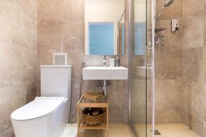 Panorama-dobbeltværelse - 1 queensize-seng - byudsigt (5) | Badeværelse | Bruser, brusehoved med spredningseffekt, gratis toiletartikler