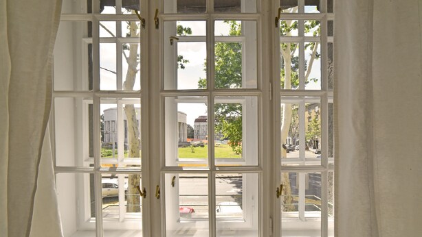 A view through a multi-pane window with a view of a street and buildings. - B&B Downtown Zagreb (Zagreb)