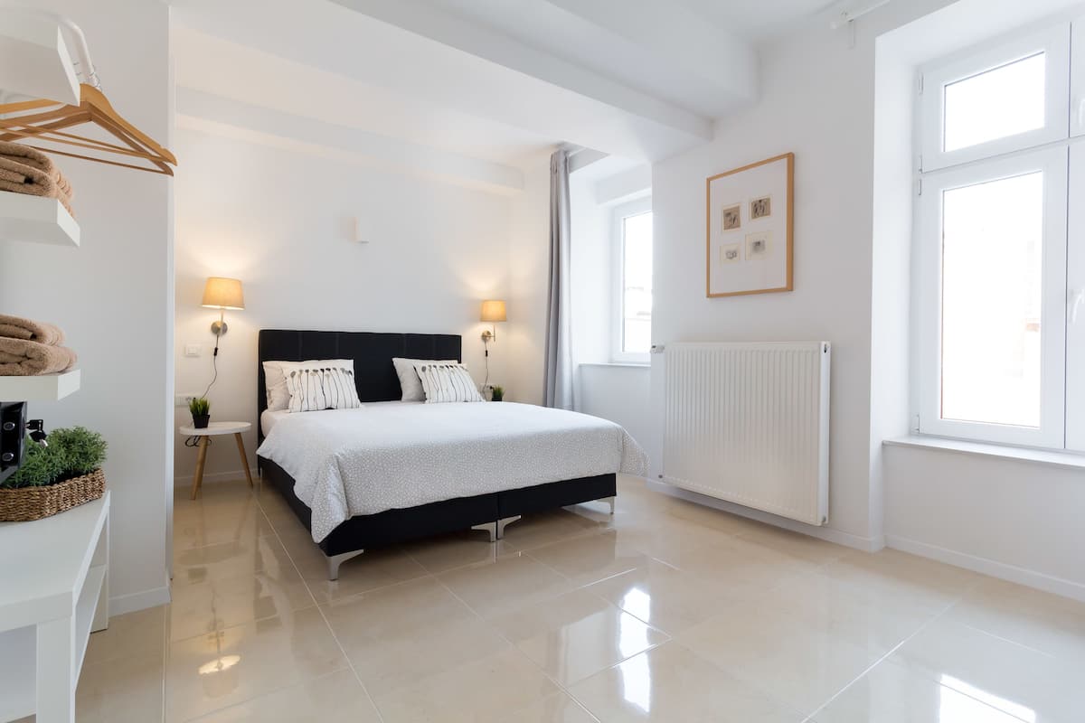 Chambre Double Standard, 1 grand lit, vue jardin (4)