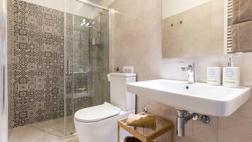 Habitación doble, 1 cama de matrimonio, vistas a la ciudad (2) | Baño | Ducha y cabezal de ducha tipo lluvia