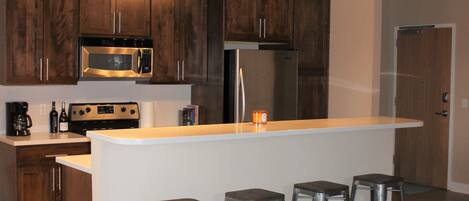 Refrigerador, microondas, horno y parrilla de estufa