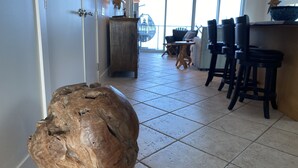 Une cuisine spacieuse avec une grande table en bois, un coin repas avec des chaises et une vue par la fenêtre.