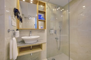 Executive Suite | Bilik Mandi | Pancuran mandi, kelengkapan dandanan diri percuma, selipar 