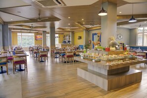 Daily buffet breakfast for a fee - Cygnett Resort Mountain Breeze (Nainital)