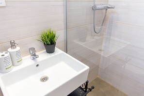 Apartment, 1 Schlafzimmer (Senoina 32) | Badezimmer | Dusche, Haartrockner, Handtücher