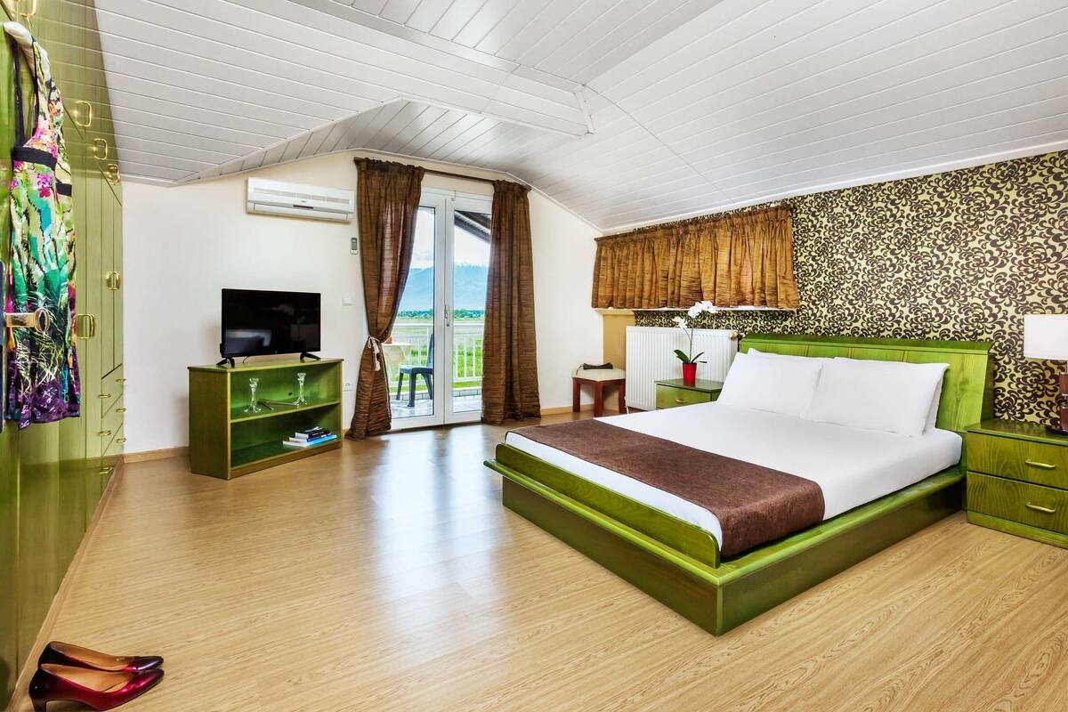 Habitación doble superior, vista parcial al mar | Wifi gratis y ropa de cama