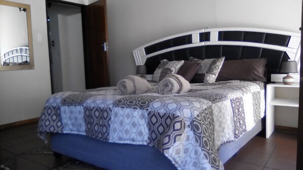 Comfort Apartment | Desk, iron/ironing board, cots/infant beds, free WiFi - 1233onWebb (Pretoria)