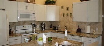 Cozy Guest House with King Size Bed 