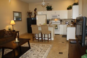 Jääkaappi, mikroaaltouuni, uuni, liesi