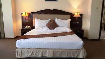 Minibar, in-room safe, desk, laptop workspace