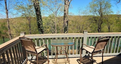 Family-friendly Cabin w/150 ft Current River frontage in Ozark Scenic River