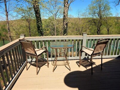 Cabaña ideal para familias con frente al río actual de 150 pies en Ozark Scenic River Wa