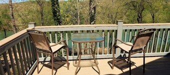 Family-friendly Cabin w/150 ft Current River frontage in Ozark Scenic River