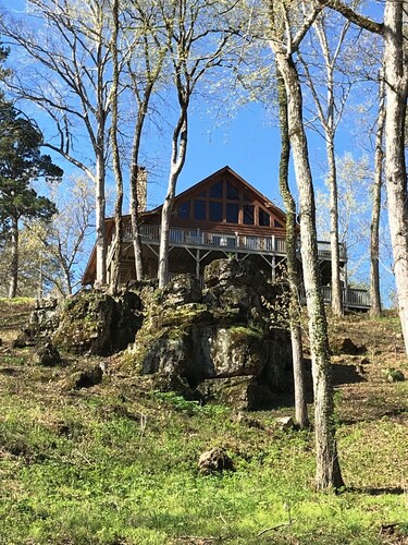 Family-friendly Cabin w/150 ft Current River frontage in Ozark Scenic River