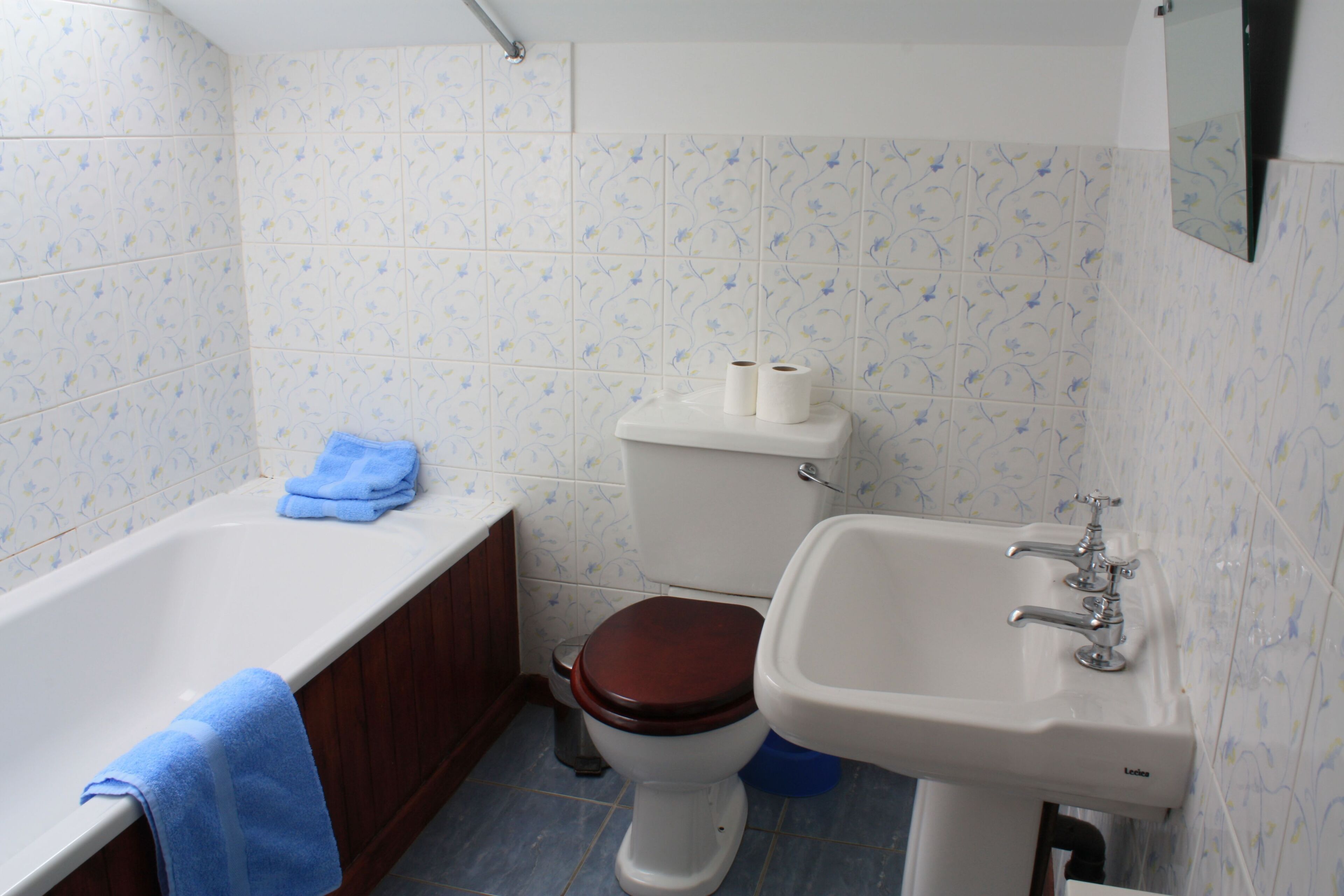 Une salle de bain avec une baignoire, des toilettes et un lavabo.