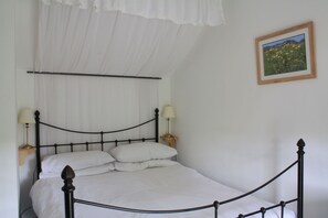 3 bedrooms, iron/ironing board, free WiFi, bed sheets -  Tranquil Period Cottage On The Edge Of Tideswell, 5 mins stroll to centre.  (Tideswell)